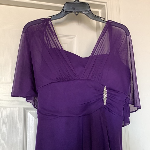 Stunning purple ball gown size large perfect for Prom Wedding or any gala event - Picture 7 of 11